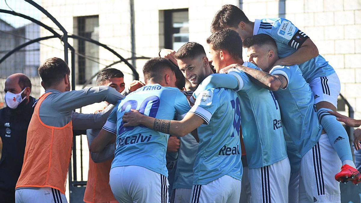 Los jugadores del Celta B celebran un gol de esta temporada. |  // FDV