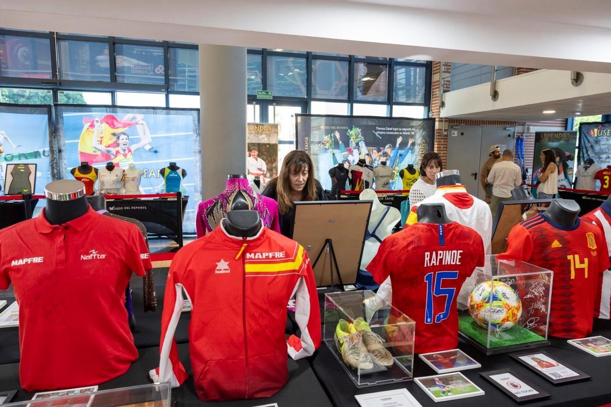 Muestra de algunos de los objetos icónicos que se exponen en la muestra del Palacio de los Deportes