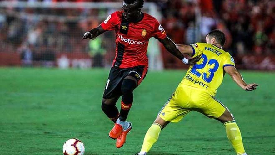 Lago conduce el balón en el partido del viernes ante el Cádiz.