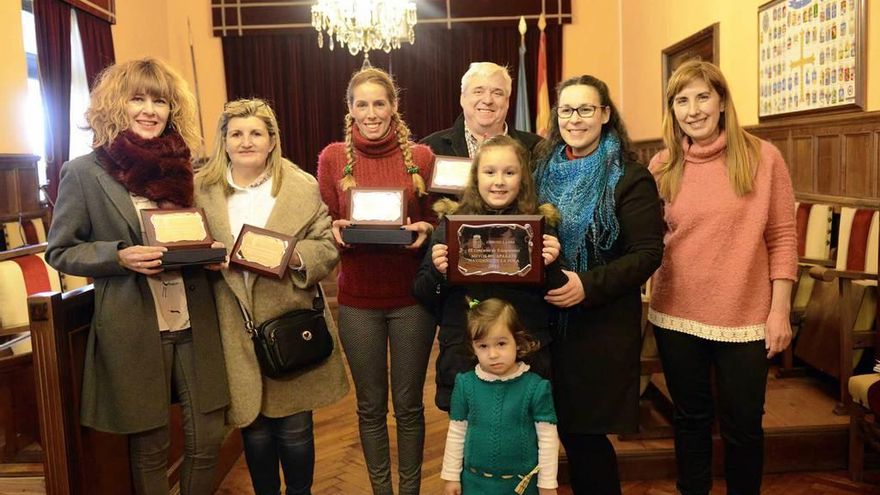 Los premiados, con sus galardones, en el Ayuntamiento de Lena.