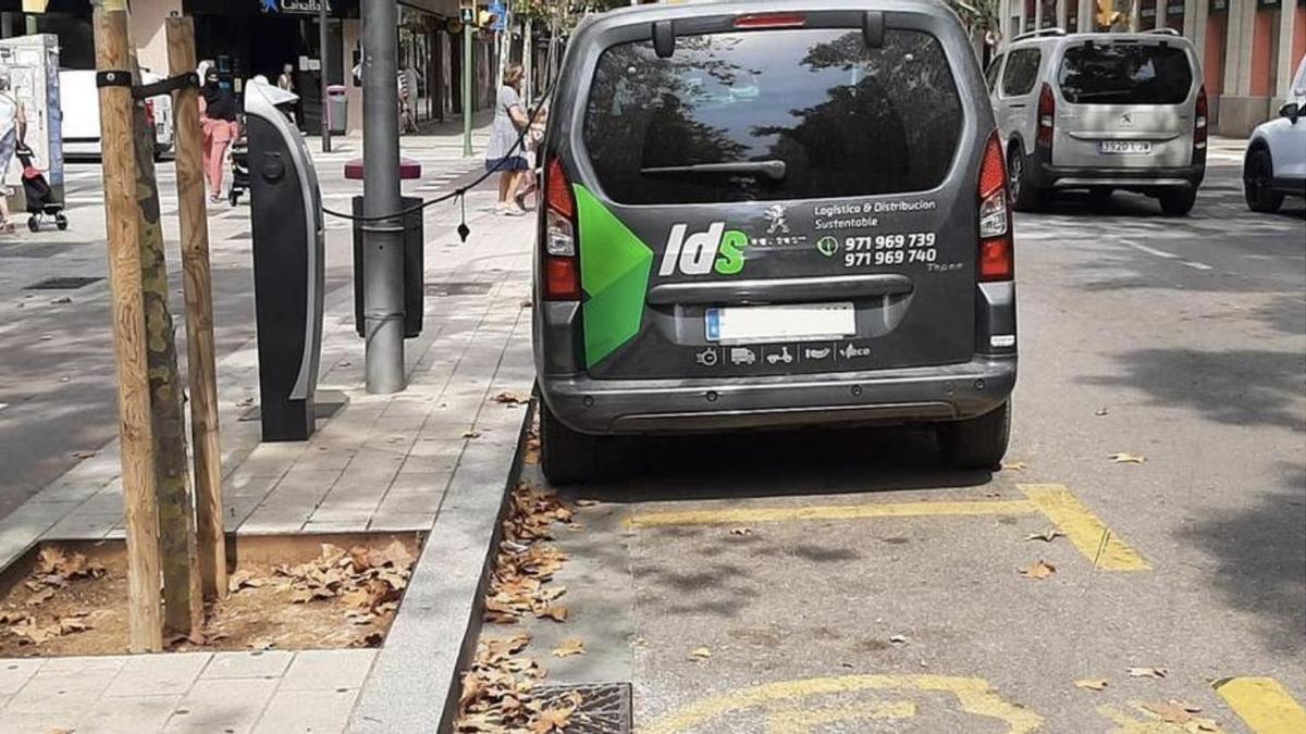 Un punto de recarga eléctrico para coches en una calle de la ciudad.