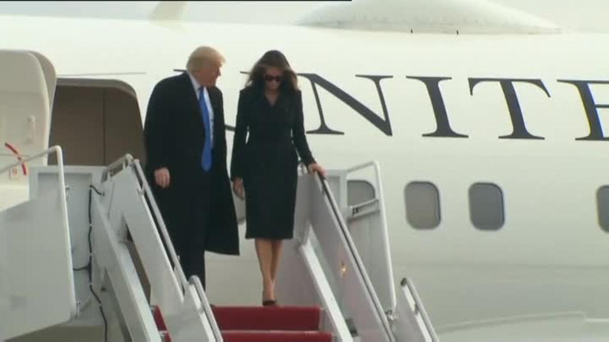 Trump y su esposa Melania bajan del avión a su llegada a Washington