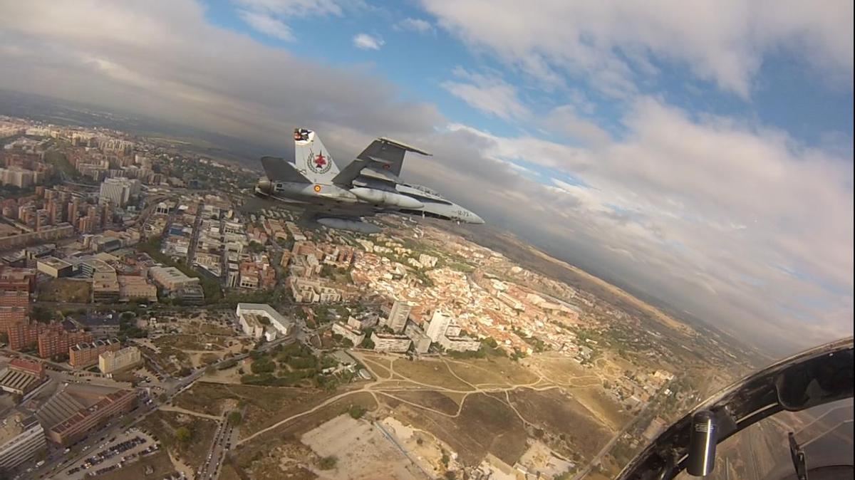 Un caza F 18 español sobrevolando Madrid, visto desde la cabina de otro F 18.