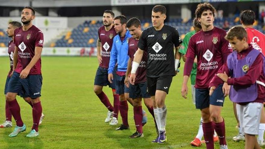 Los jugadores del Pontevedra encaran cabizbajos el túnel de vestuarios. // Gustavo Santos