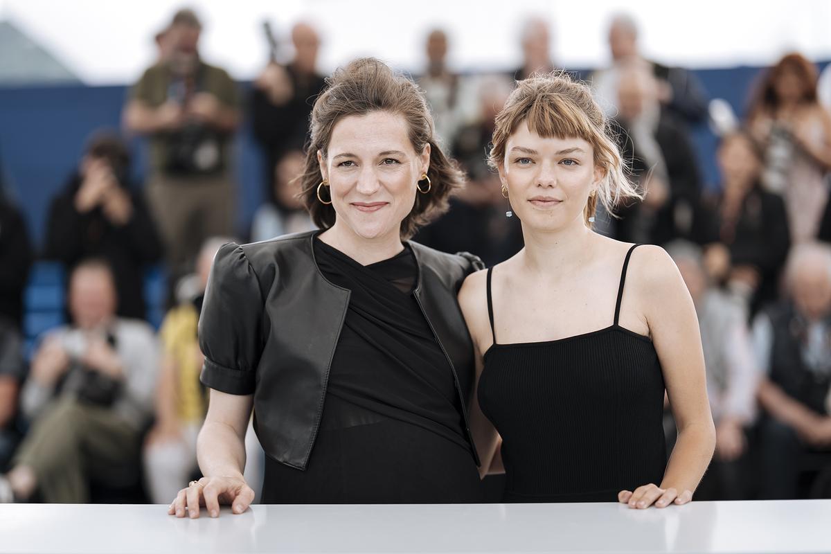 Carla Simón y el equipo de Romería posan en Cannes