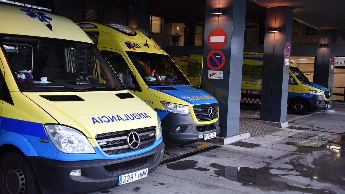 Ambulancias frente a la entrada de Urgencias en el Hospital de A Coruña.