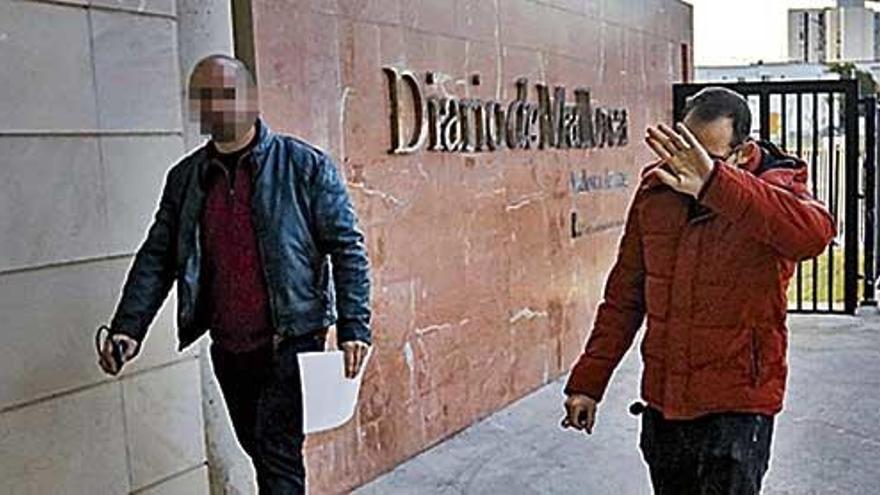 Los inspectores Juan MÃ¡rquez y Juan Palomo, sin portar encima el auto del juez Florit, llegan en la tarde del 11 de diciembre a Diario de Mallorca a registrar la redacciÃ³n.