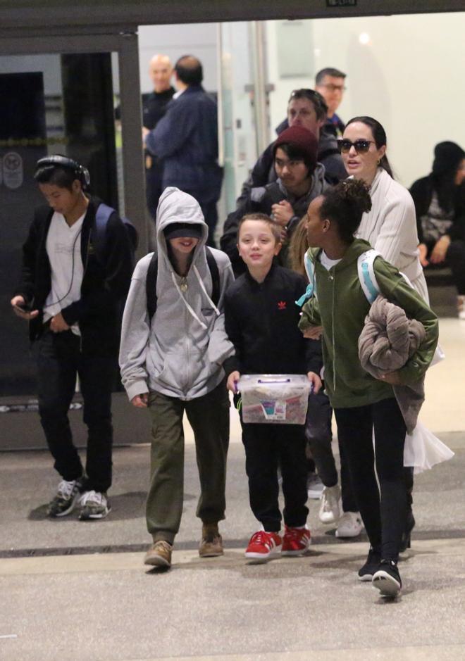Angelina Jolie con sus hijos en el aeropuerto de Los Angeles