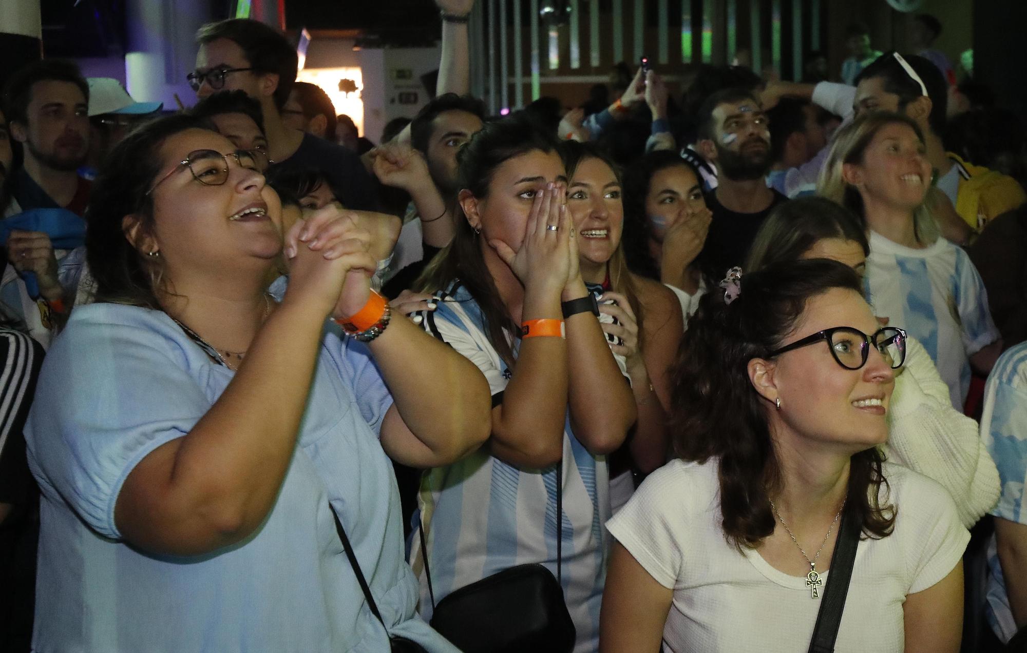 La afición argentina sigue en València el partido de la final del Mundial de Catar contra Francia