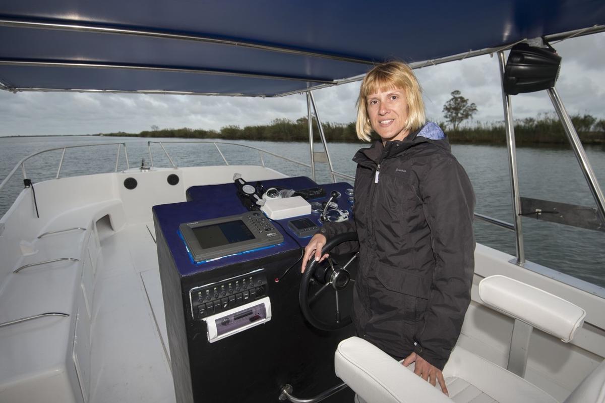 Elisabet Casanova, pescadora y patrona de la Marina Mercante, ahora pasea turistas por el Ebro.