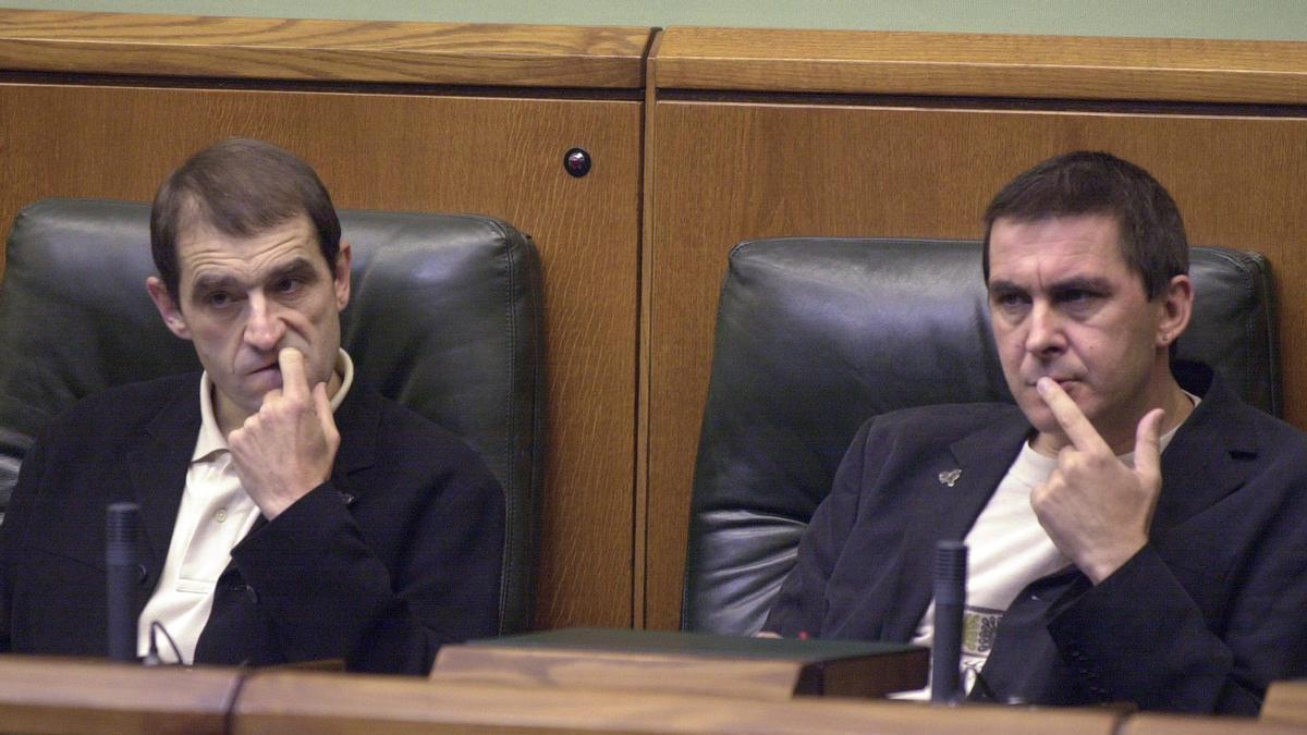 Josu Ternera y Arnaldo Otegui como miembros de Batasuna en el Parlamento.