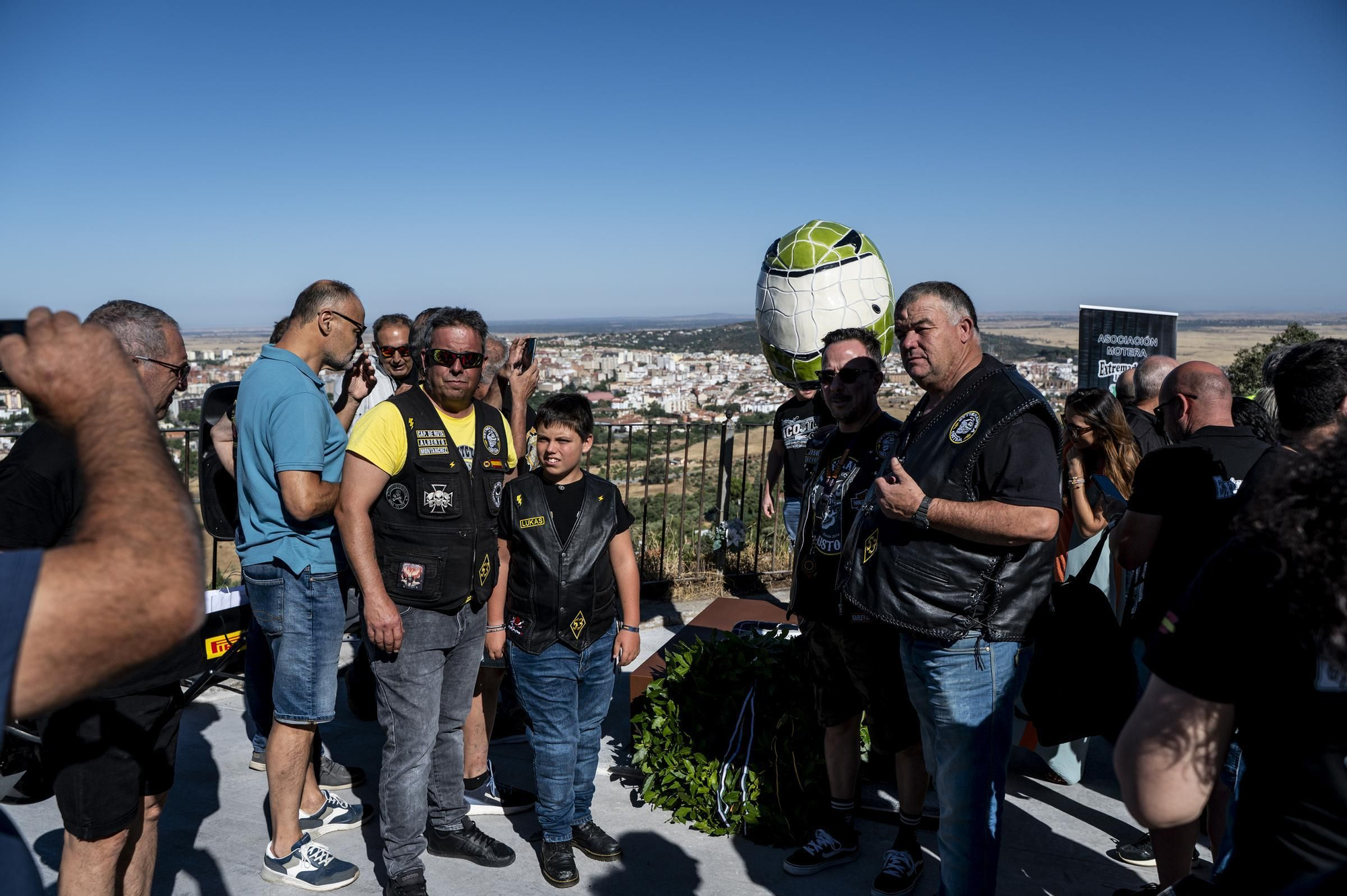 Fotogalería | Así es el monumento al motero ausente de Cáceres