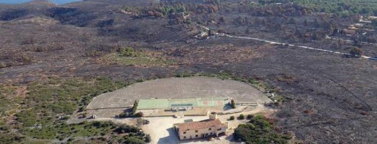 Una concentración a favor del tiro al pichón y otra en contra coinciden en el Montgó