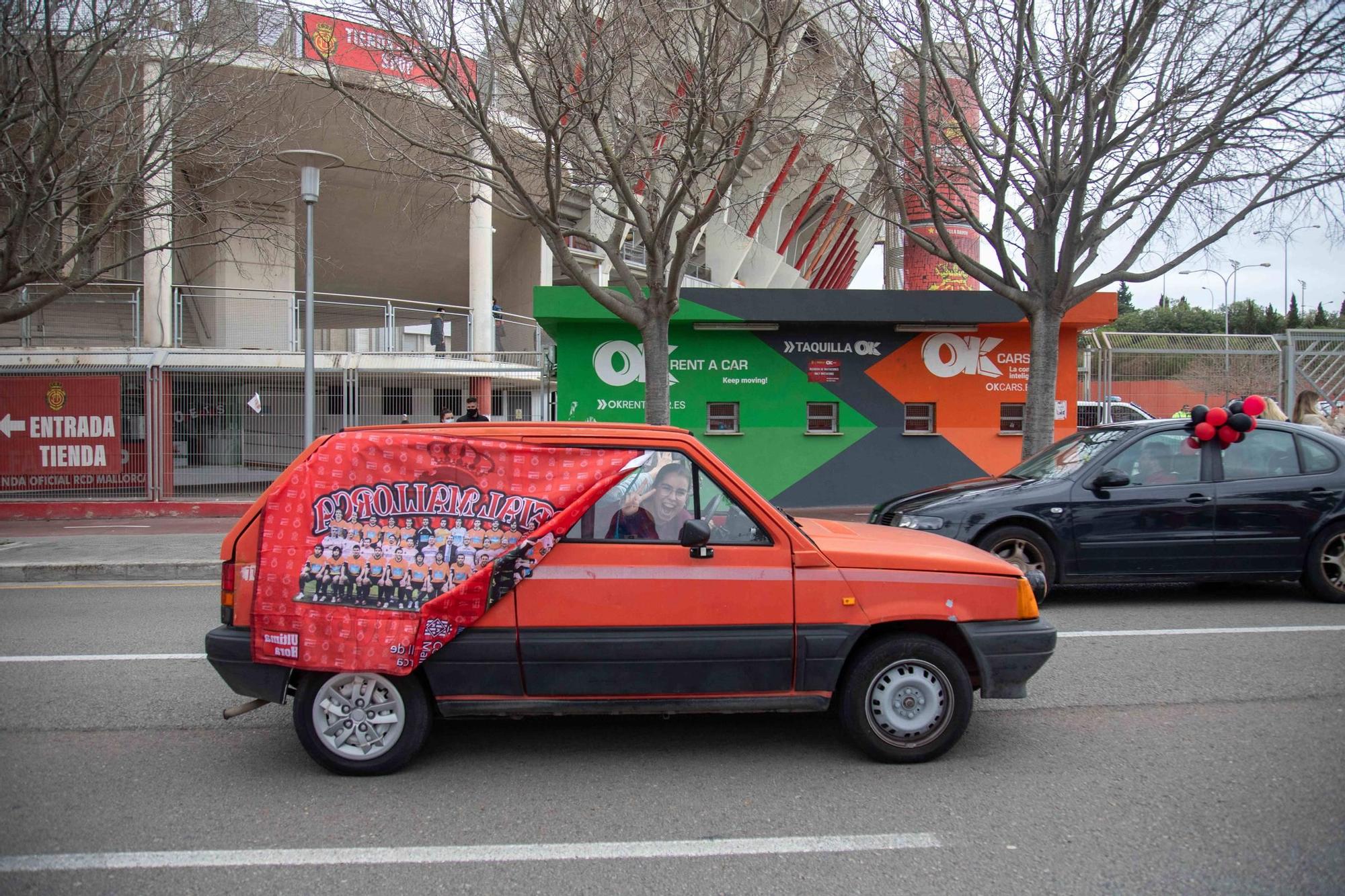 Caravana de coches en apoyo al Mallorca