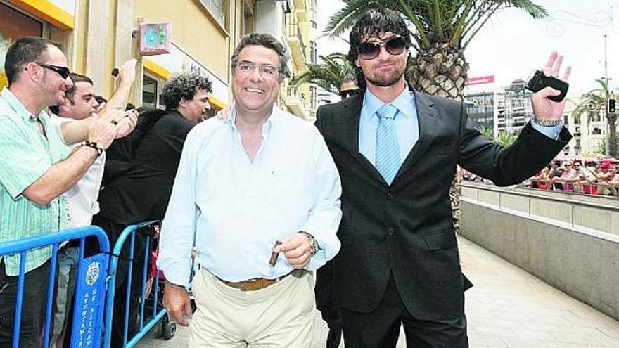 El presidente del Hércules, Enrique Ortiz, junto al capitán del equipo, Tote, en la celebración del ascenso del equipo alicantino.