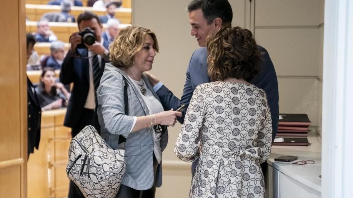 El presidente del Gobierno, Pedro Sánchez, saluda a Susana Díaz, senadora y expresidenta de la Junta, junto a la ministra de Hacienda, María Jesús Montero, a su salida de la sesión de control al Gobierno en la Cámara alta, este 26 de abril de 2022.