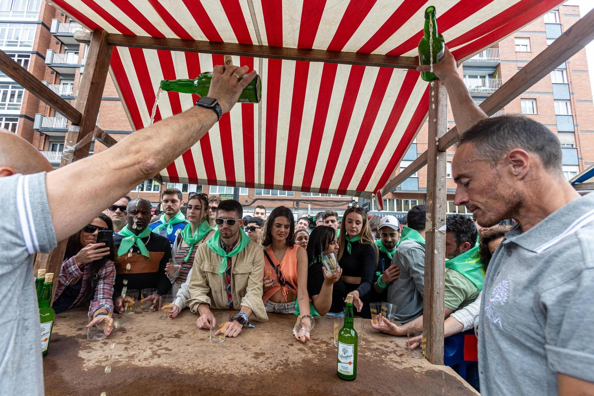 EN IMÁGENES: El buen tiempo y el oviedismo maridan una preba de la sidra multitudinaria en Gascona