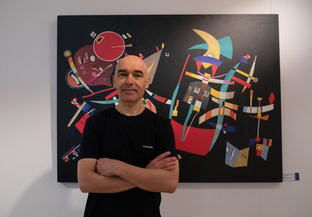 El artista zamorano Jesús Aguado posa delante de una de las piezas que se puede descubrir en la exposición de La Alhóndiga estos días. | Ana Burrieza