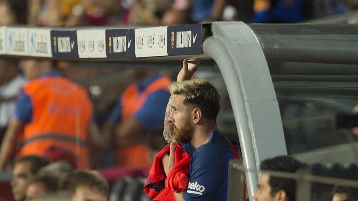 Messi, ya lesionado, observa los minutos finales del Barça-Atlético en el Camp Nou.