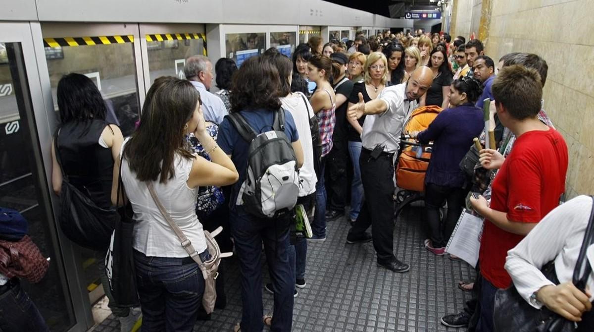 Un andén de la estación de Provença repleto de usuarios en hora punta.