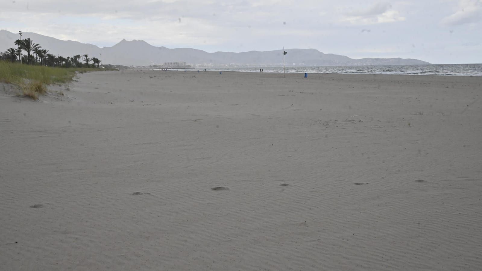 Imágenes de las playas de Castelló, cerradas para evitar aglomeraciones.