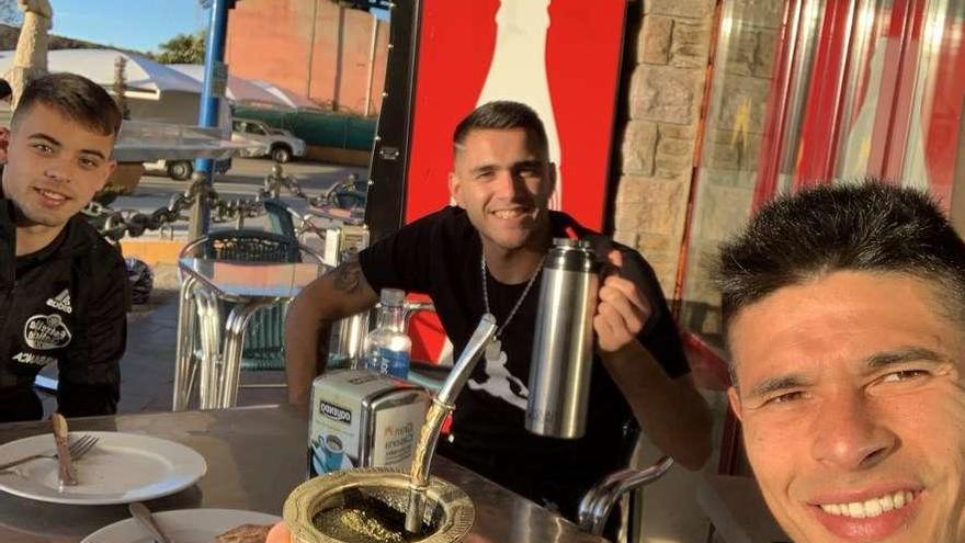 Maxi Gomez, en la imagen que el jugador subió ayer a las redes sociales camino de Valladolid.