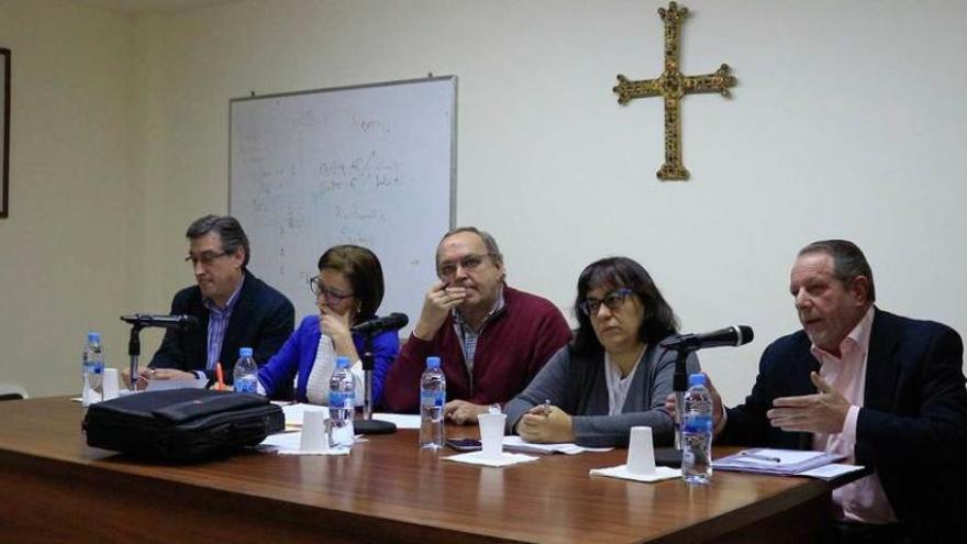 Por la izquierda, Ignacio Prendes, Ángeles Fernández-Ahúja, Rafael Fernández, Natalia González y Faustino Sabio.