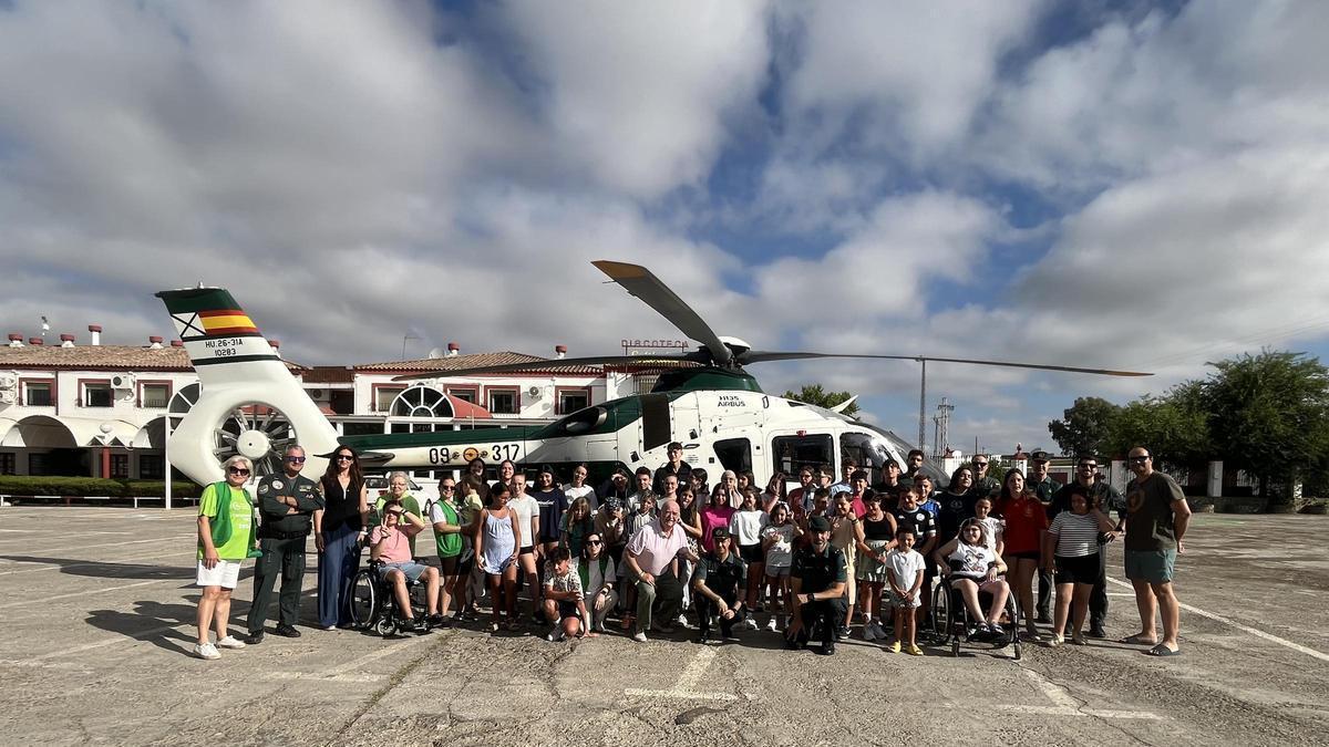El helicóptero de la Guardia Civil en el campamento de la AECC en Córdoba.