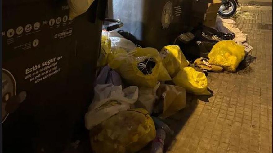 Contenedores en la calle Sant Damàs.
