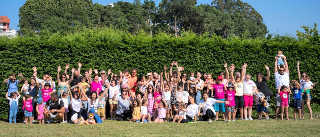 Foto de familia dos participantes no evento celebrado no parque a carón do río Saíñas en Rodeira