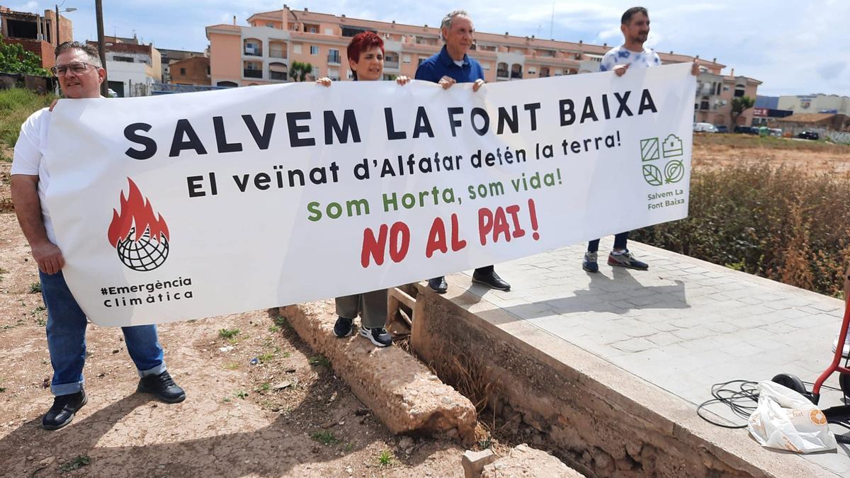 Protesta de la Plataforma Salvem La Font Baixa contra el PAI de 1.200 viviendas en Alfafar.
