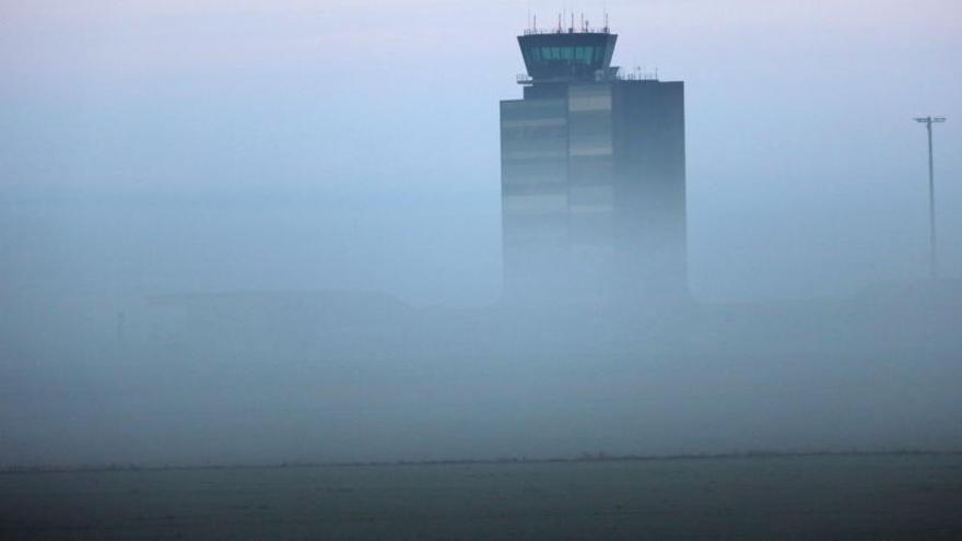 La terminal de l&#039;aeroport de Lleida-Alguaire envoltada per la boira, el 21 de desembre