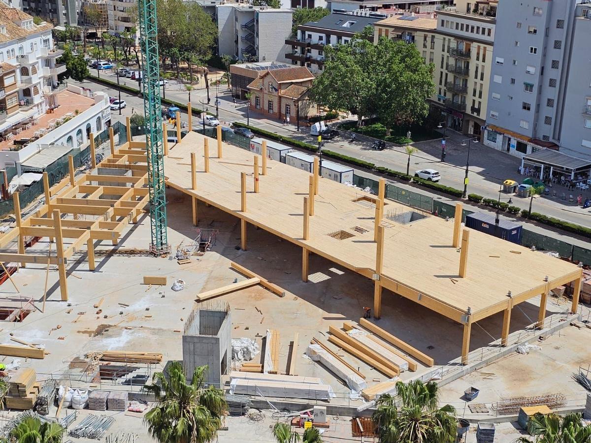Los trabajos de la estructura de madera del Nuevo Mercacentro de Fuengirola ya son visibles desde el exterior.