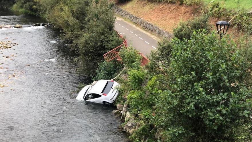 Un conductor da positivo en alcoholemia tras acabar con su coche en el río Nalón en El Entrego