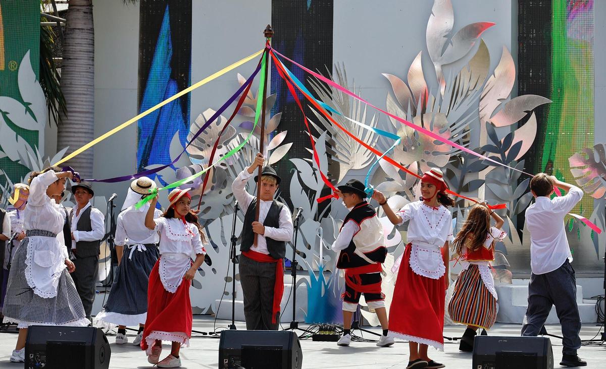 Los alumnos realizan un baile en el escenario de la Plaza de la Candelaria.