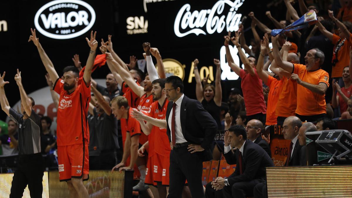 El banquillo del Valencia anima a sus compañeros titulares durante el duelo contra el Madrid