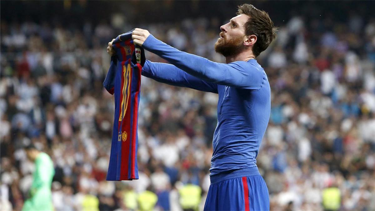 Messi mostrando la camiseta