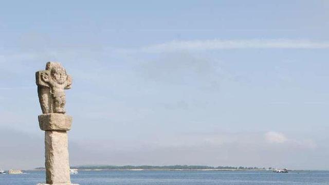 La instalación del "cruceiro" en Punta Cantodorxo. // Muñiz