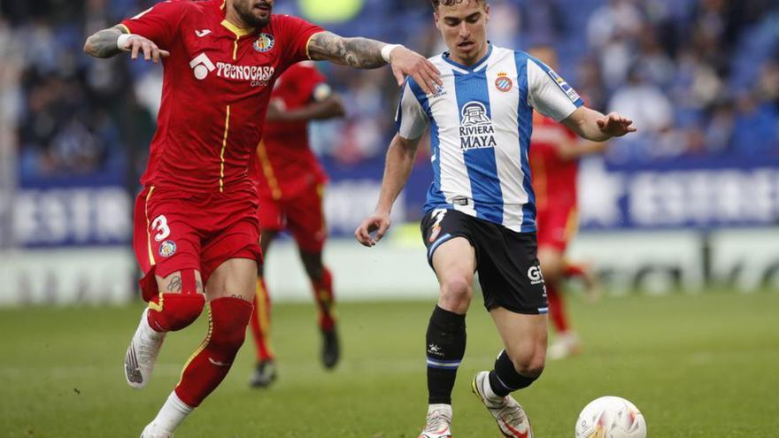 Cabaco, a la izquierda, ante Adrià Pedrosa en un Espanyol-Getafe. | |  EFE