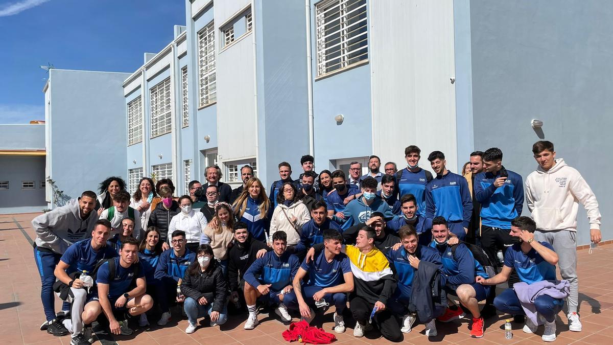 Alumnos del grado en Ciencias de la Actividad Física y del Deporte junto a usuarios de la Asociación síndrome de Down en Málaga