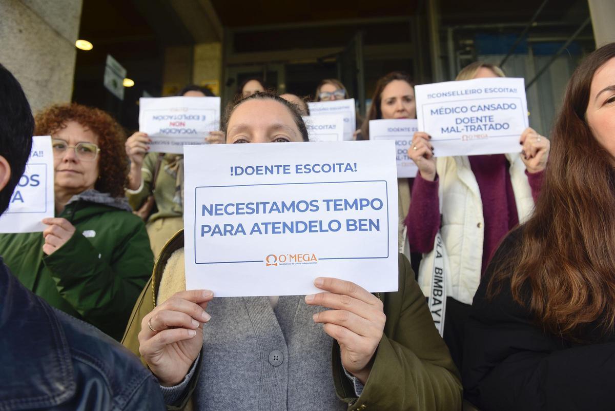 Protesta de médicos, este miércoles, frente a la Casa do Mar, en A Coruña.