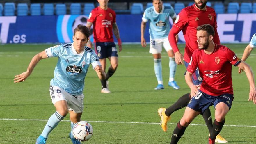 Denis conduce la pelota ante Roberto Torres y Enric Gallego durante el partido del pasado domingo en Balaídos. |  // MARTA G. BREA