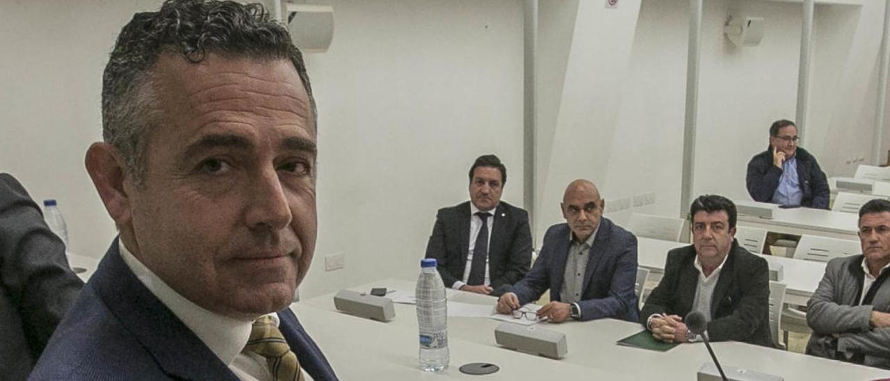 Diego García, con José Sepulcre al fondo, durante la última Junta de Accionistas del Elche.