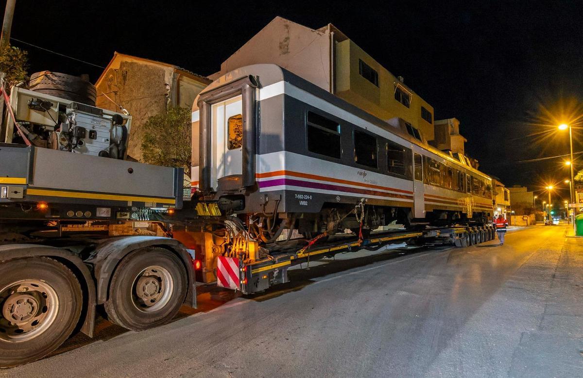Uno de los trenes de Cercanías que ha sido trasladado por carretera hasta Valencia.