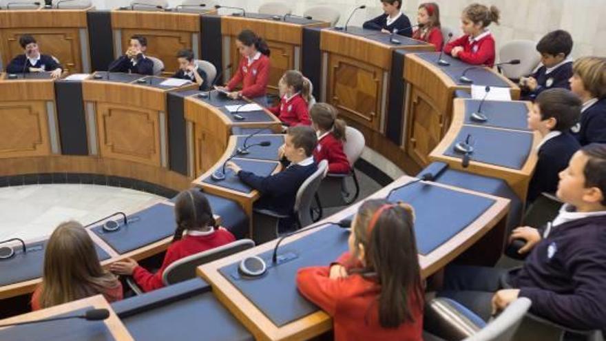 Un instante del novedoso pleno infantil celebrado ayer en la Diputación de Alicante.