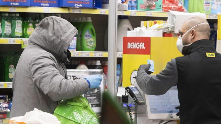 Detenido por toser a los empleados de un supermercado.