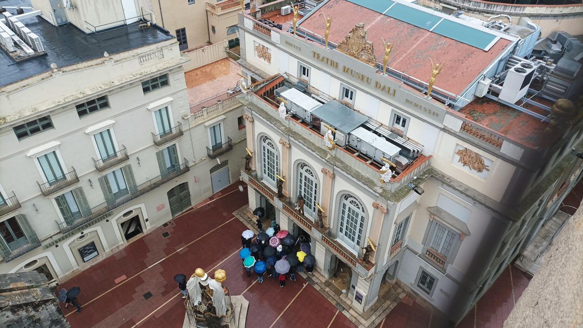 La casa Giralt Ventolà està situada al costat del Teatre-Museu de Figueres.