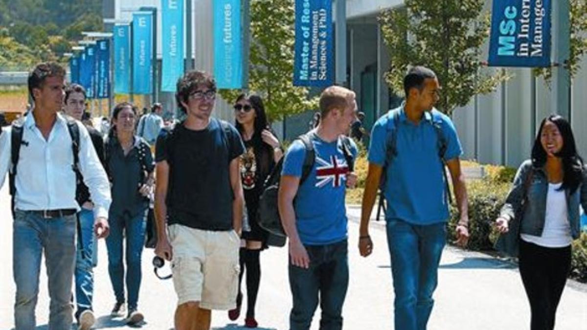 Alumnos en el nuevo campus de la escuela de negocios Esade en Sant Cugat, ayer.