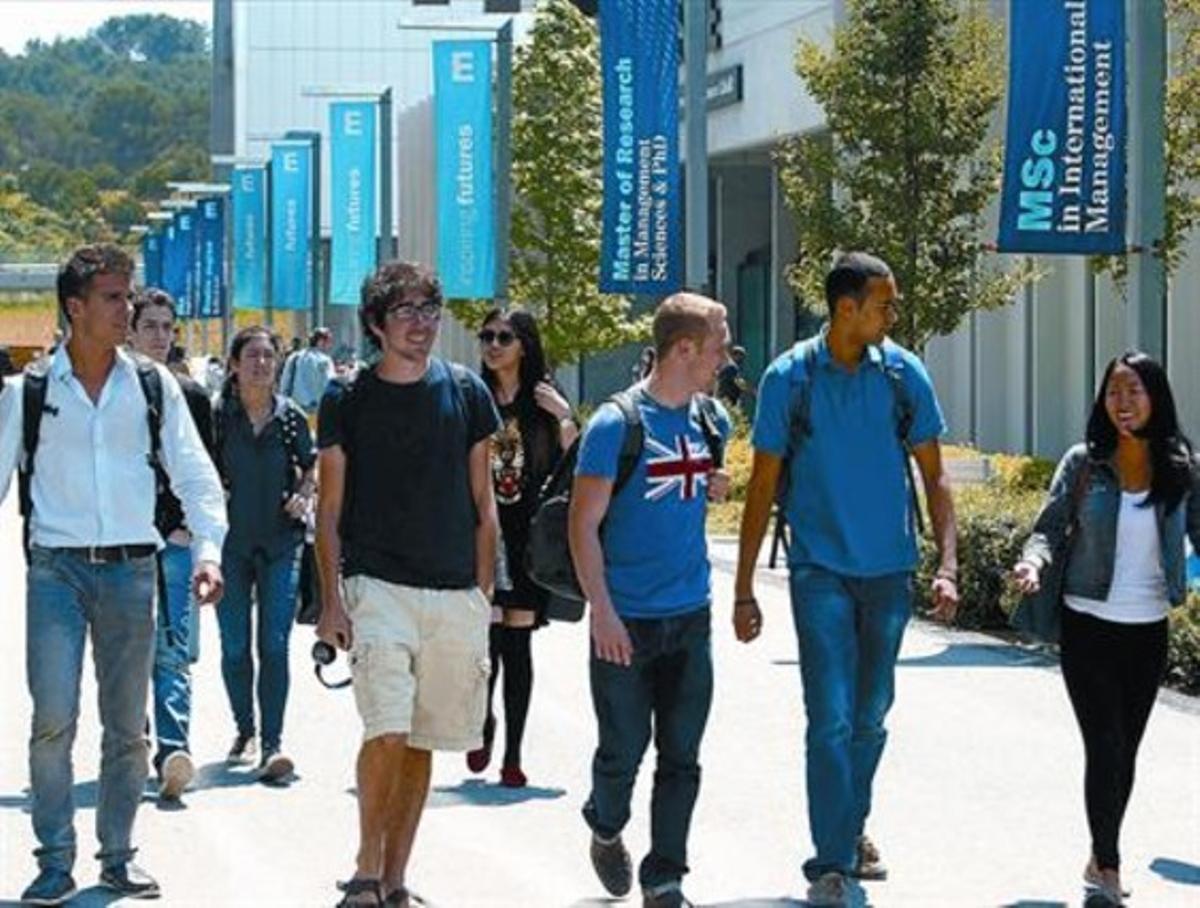 Alumnes al nou campus de l’escola de negocis Esade a Sant Cugat, ahir. Alumnes al nou campus de l’escola de negocis Esade a Sant Cugat, ahir.