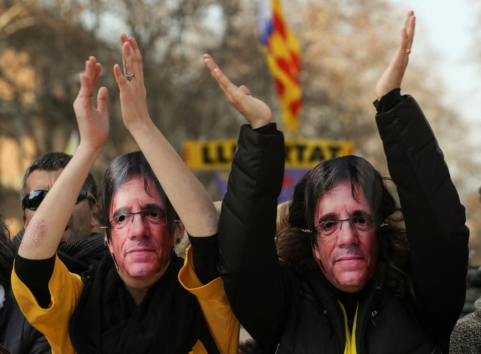 Manifestantes protestan en Barcelona con la careta de Puigdemont.